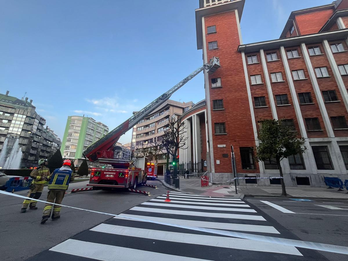 La intervención de los Bomberos en la torre de la parroquia del Corazón de María.