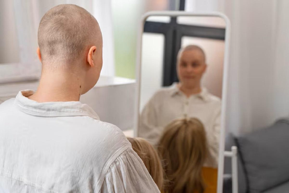 La pérdida de pelo, el cansancio, llagas o vómitos, son alguno de los efectos de la quimioterapia.