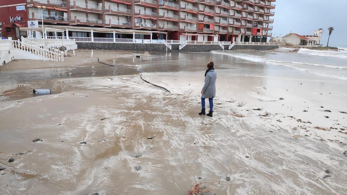 Efectos de un temporal en la playa de Los Locos, en Torrevieja.