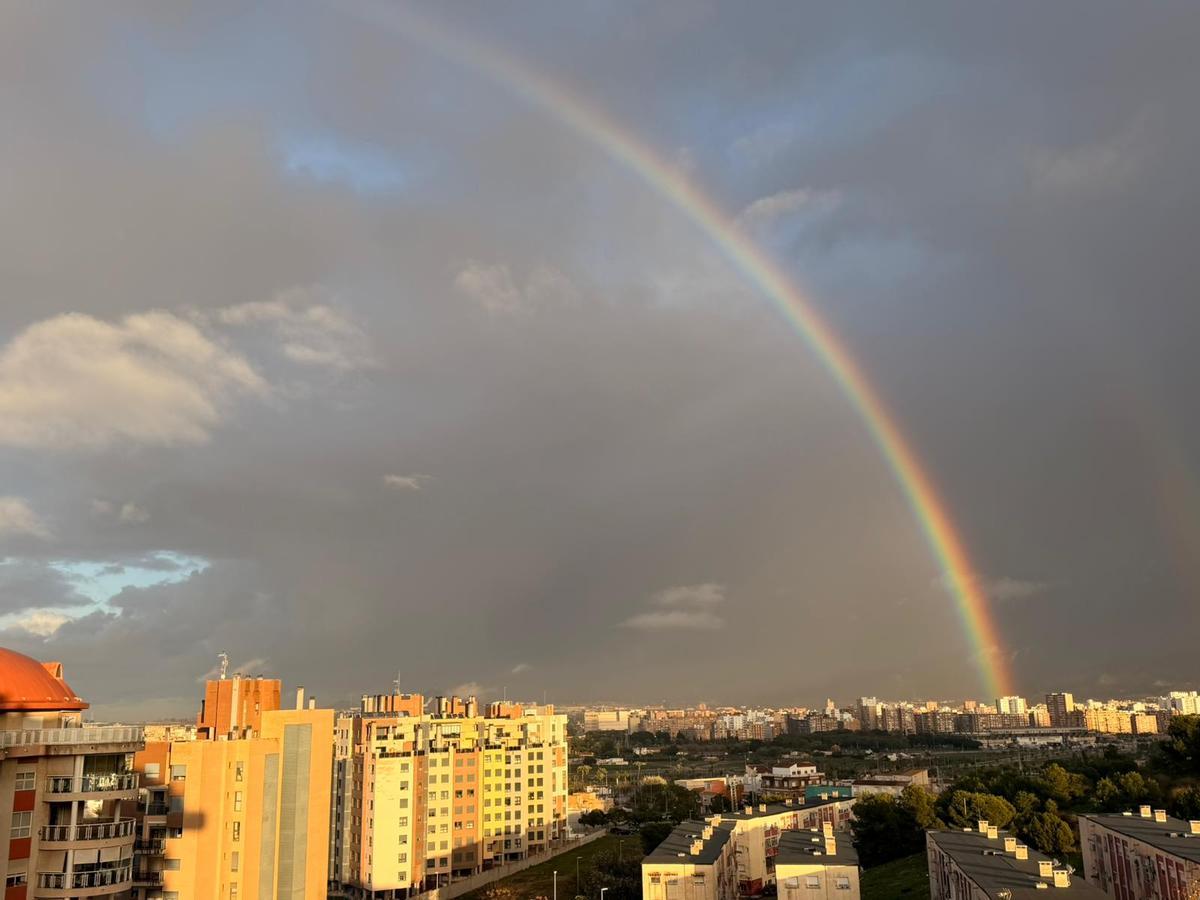 Un arcoíris visto desde la ventana de un piso en Cartagena.