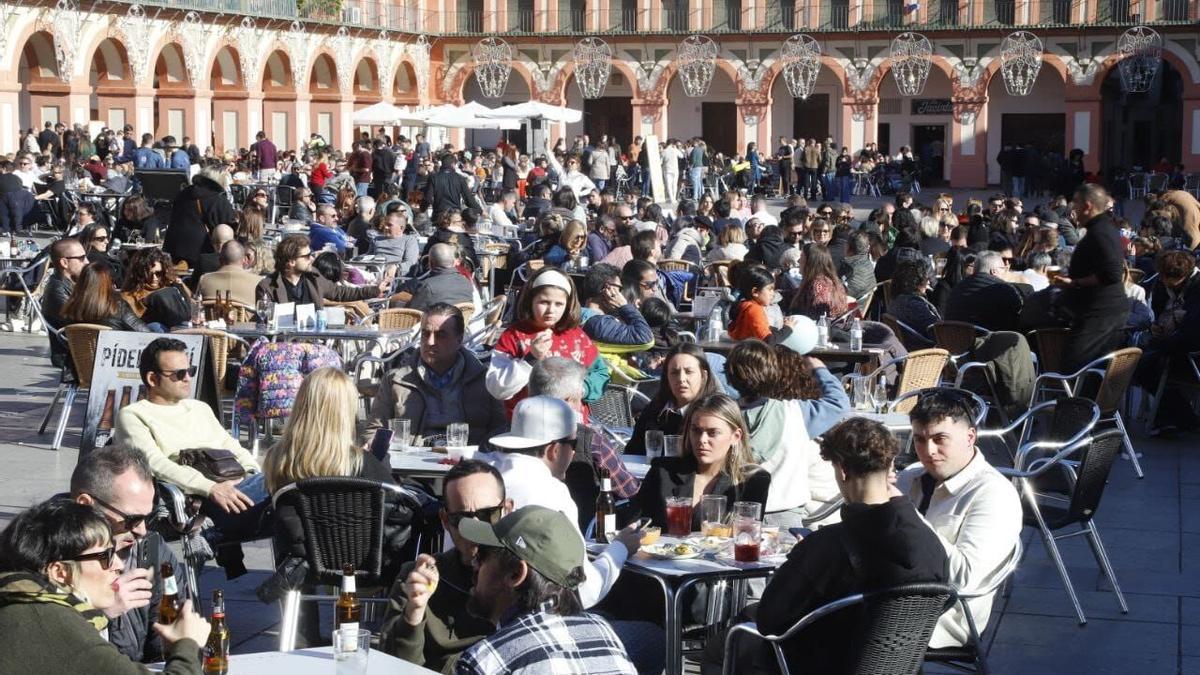 Imagen de clientes y veladores ubicados en la plaza de La Corredera.