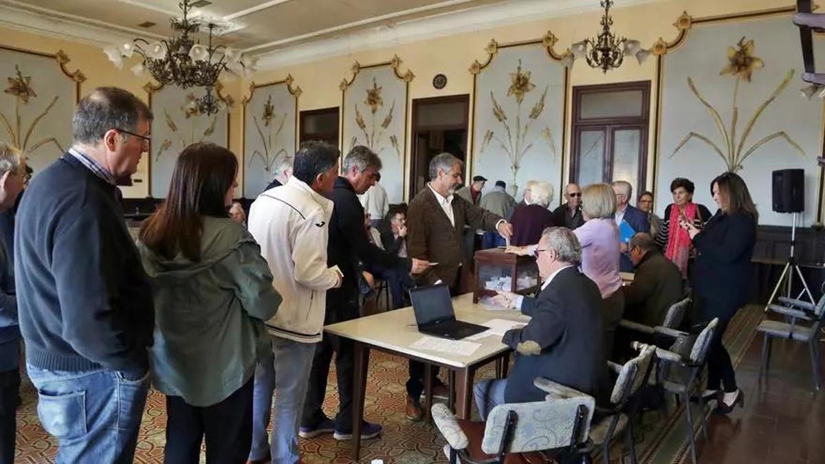 Una de las asambleas de socios de la Sociedad Cultural Casino de Torrevieja