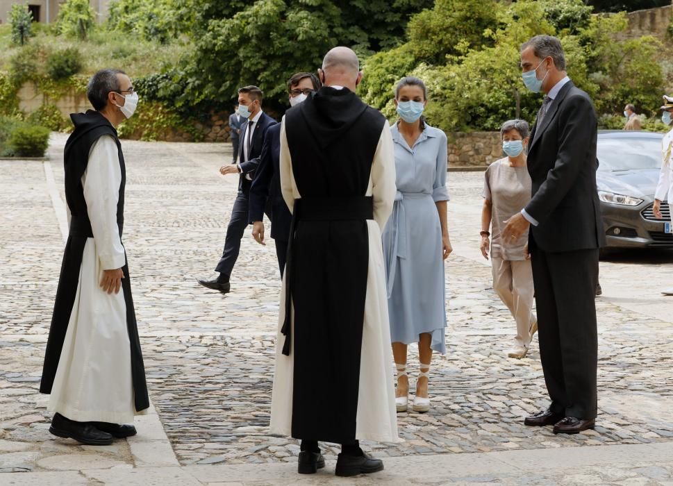 Els reis visiten Poblet entre protestes independentistes