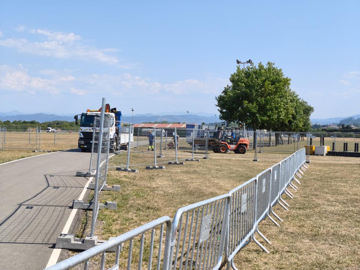 El montaje y los preparativos del Festival Boombastic en Llanera, en imágenes