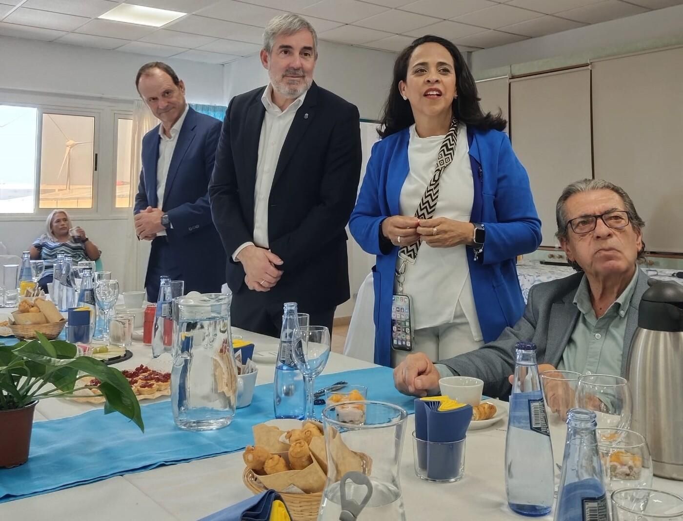 El presidente de Canarias, Fernando Clavijo, visita la lavandería Romeral
