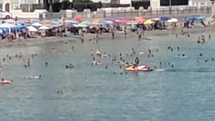 Vecinos de La Manga denuncian inseguridad en sus playas por la entrada de barcos