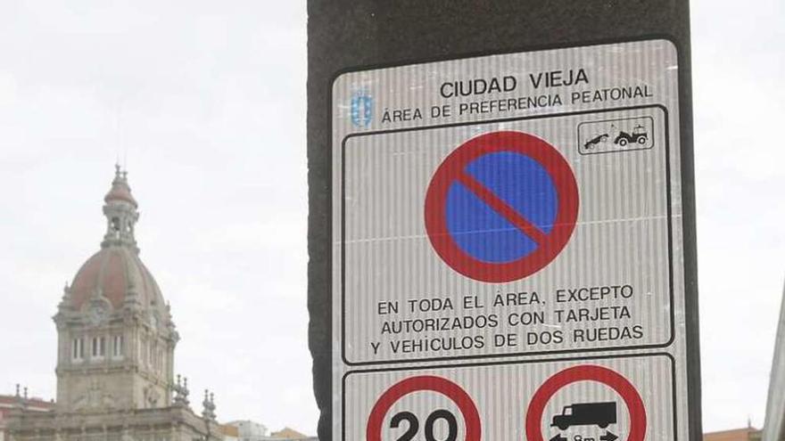 Cartel que prohíbe aparcar a vehículos no autorizados en Ciudad Vieja.