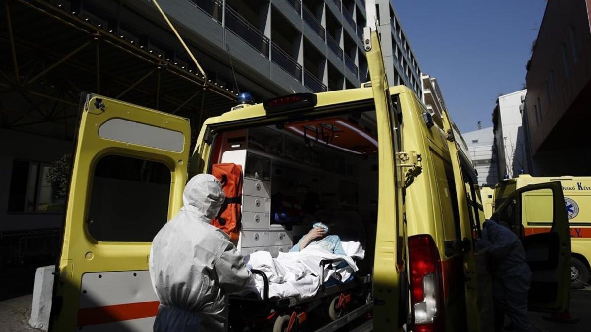 Un sanitario traslada a un enfermo de covid-19 al hospital en Atenas, Grecia.