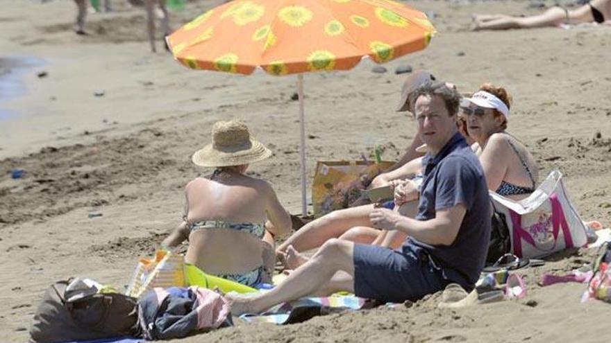 El primer ministro británico David Cameron, este Jueves Santo en la Playa de La Garita en Arrieta.