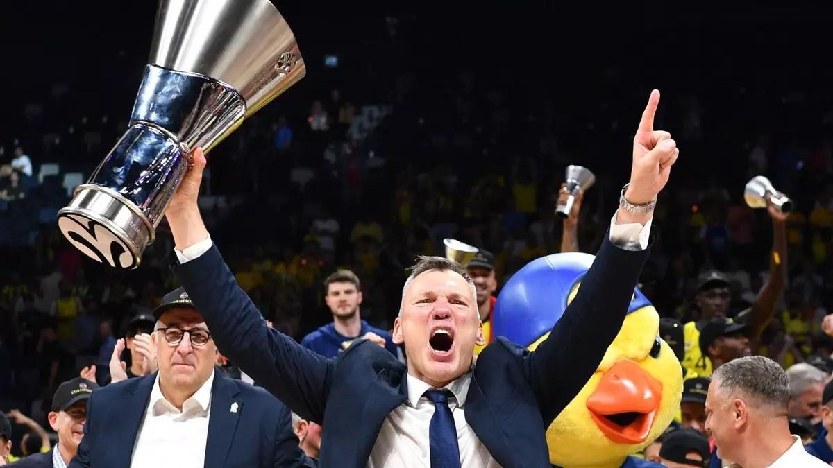Jasikevicius levantando su primera Euroliga como entrenador, lograda la pasada temporada