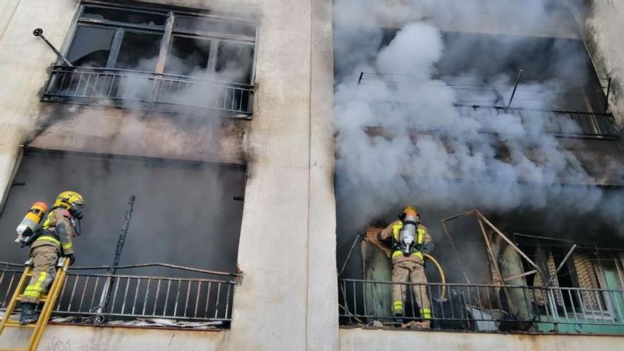 L'incendi d'un bloc de pisos a Solsona, en imatges