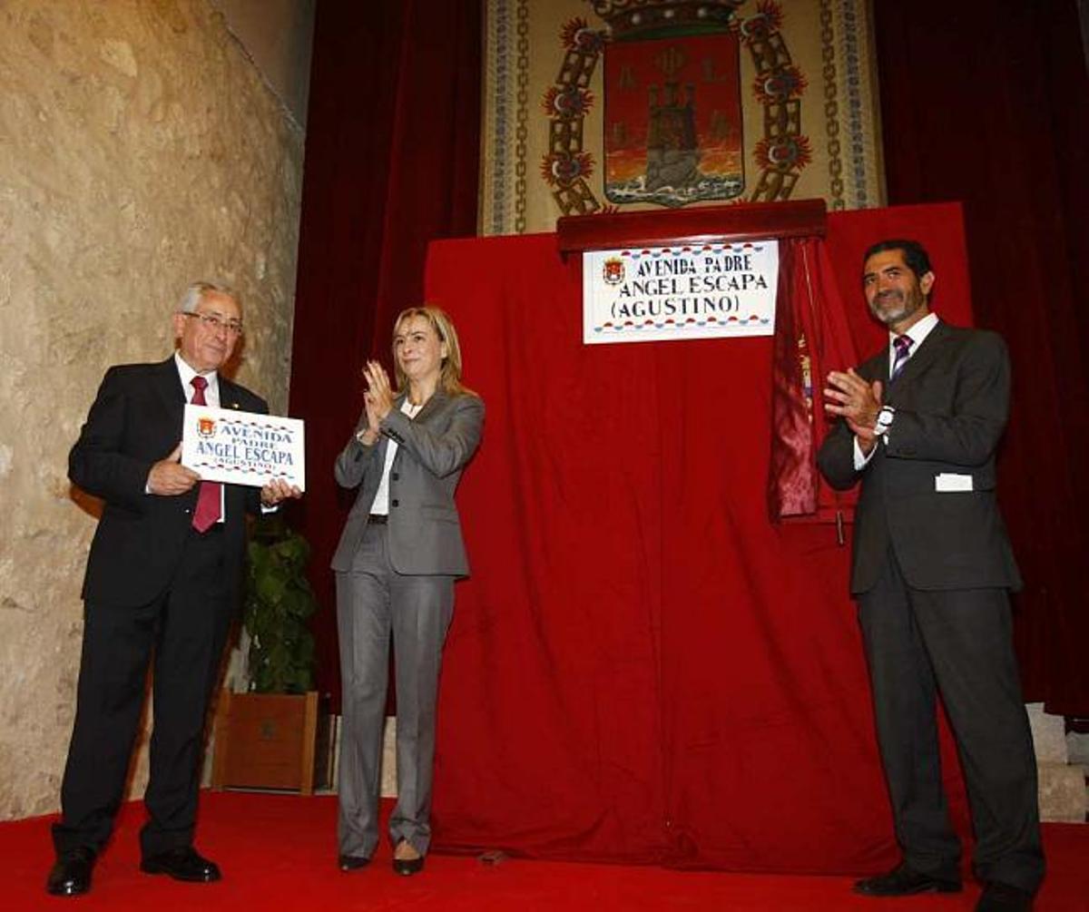 El padre Ángel destapa la placa que lleva su nombre junto a Castedo y Sobrino.