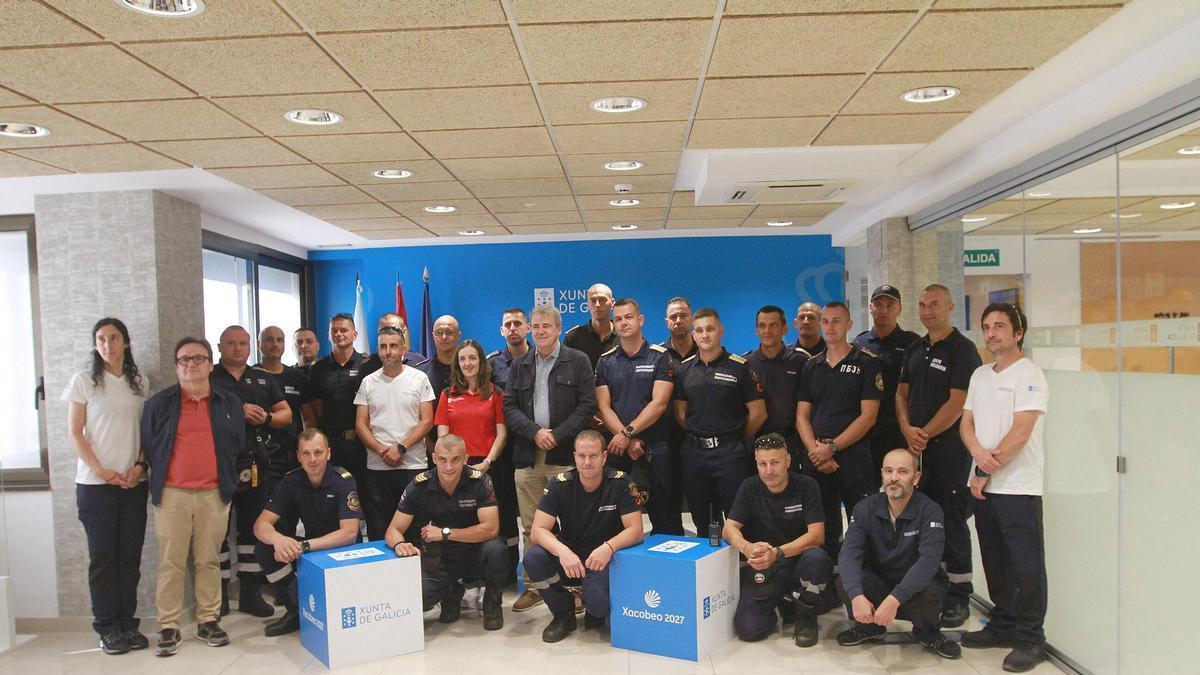 La foto de familia de los bomberos búlgaros a su llegada a la ciudad de Ourense, en la delegación de la Xunta.