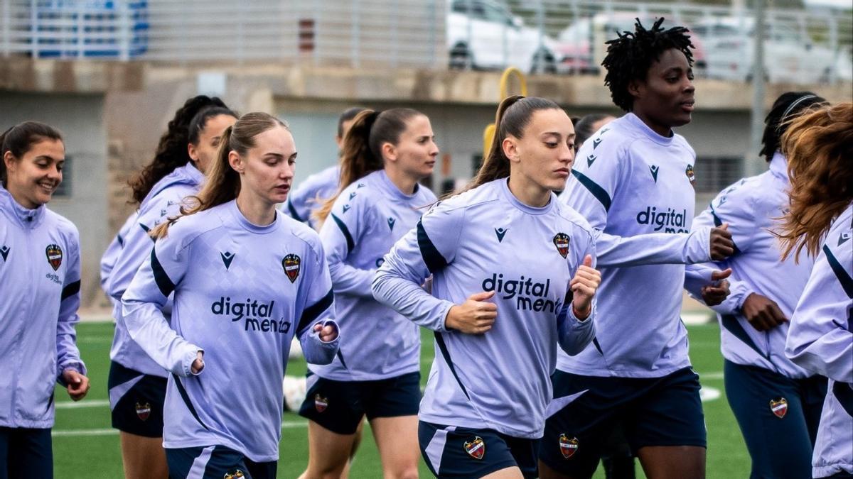Las jugadoras del Levante UD entrenan en Buñol