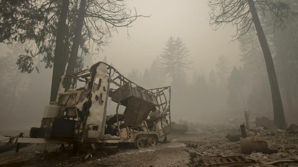 Un tráiler destruido en Berry Creek, al noroeste de California.