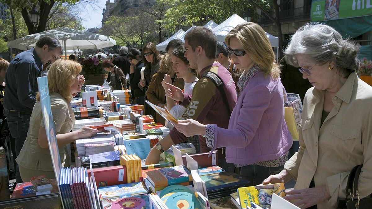 Las paradas de libros llenan las calles de Barcelona durante una jornada que transforma la ciudad en una gran librería al aire libre.