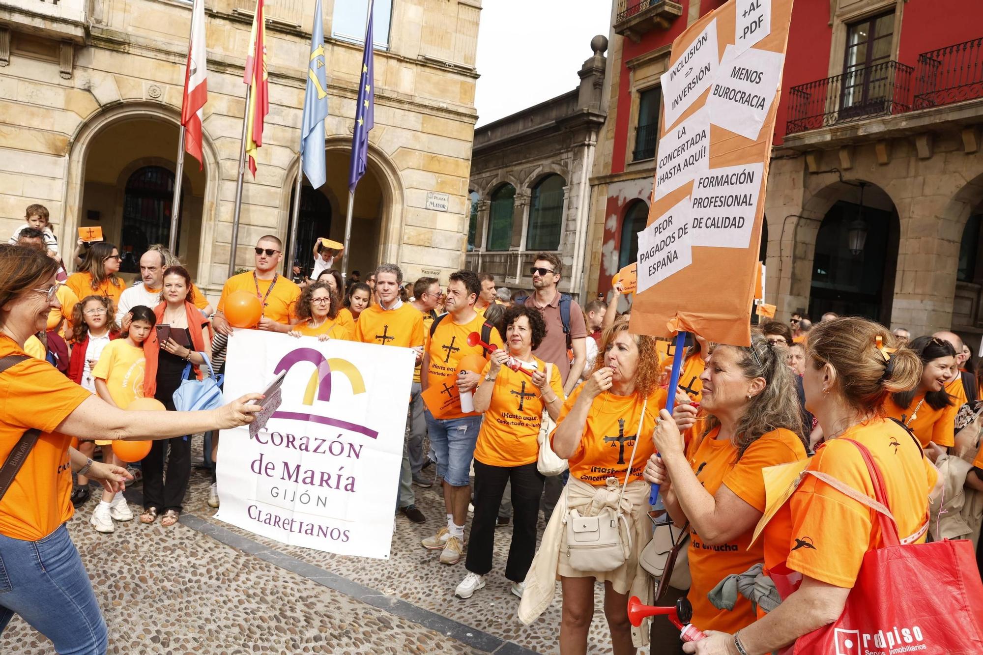 Así fue la gran concentración en Gijón por la educación concertada (en imágenes)