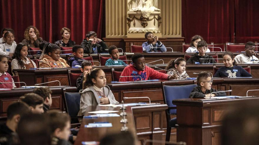 Los pequeños &#039;diputados&#039; del Parlament: &quot;Quiero vivir en un lugar en el que no importe de dónde vengamos&quot;