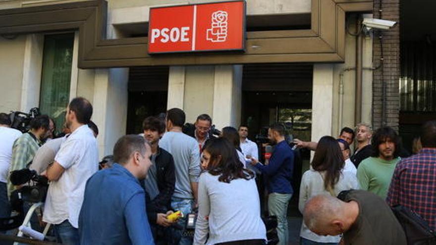 Un centenar de periodistes a les portes de la seu del PSOE al carrer Ferraz