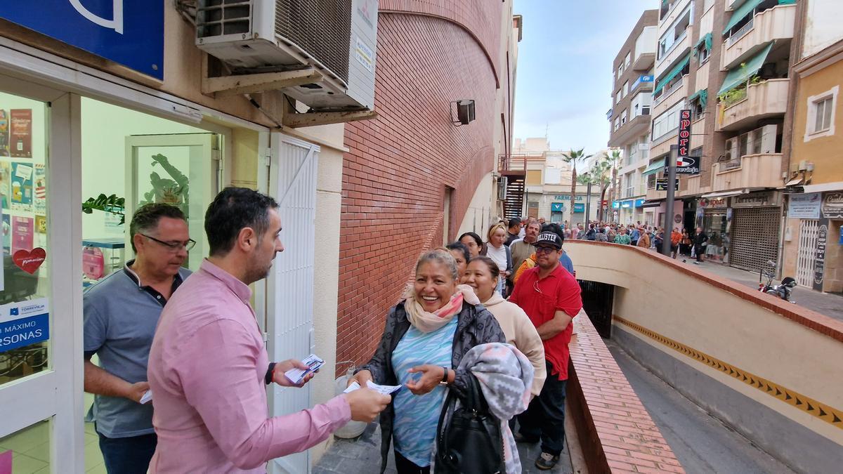 Cola para solicitar los bono consumo en Torrevieja, en una edición de 2022