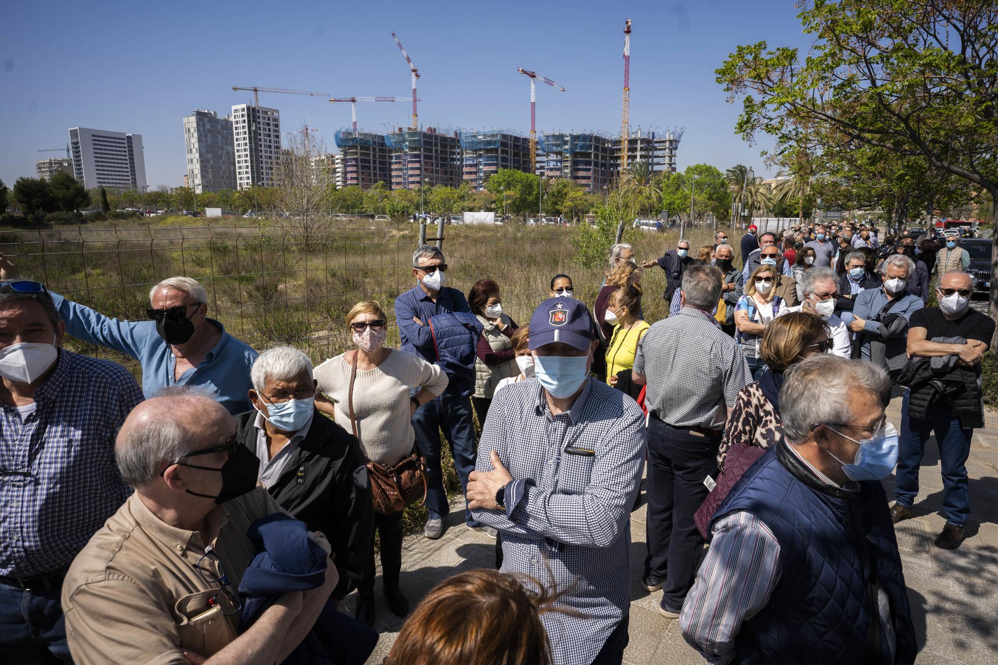 Largas colas al sol para vacunarse contra la COVID-19 en el hospital de campaña de La Fe