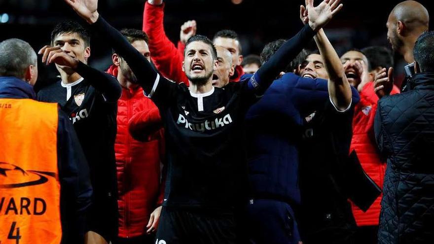 Los jugadores del Sevilla celebran su clasificación. // Jason Cairnduff