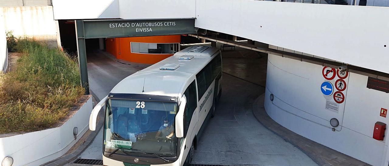 Un autobús sale del interior de la estación de la ciudad de Eivissa, junto a sa Colomina. | J. A. RIERA