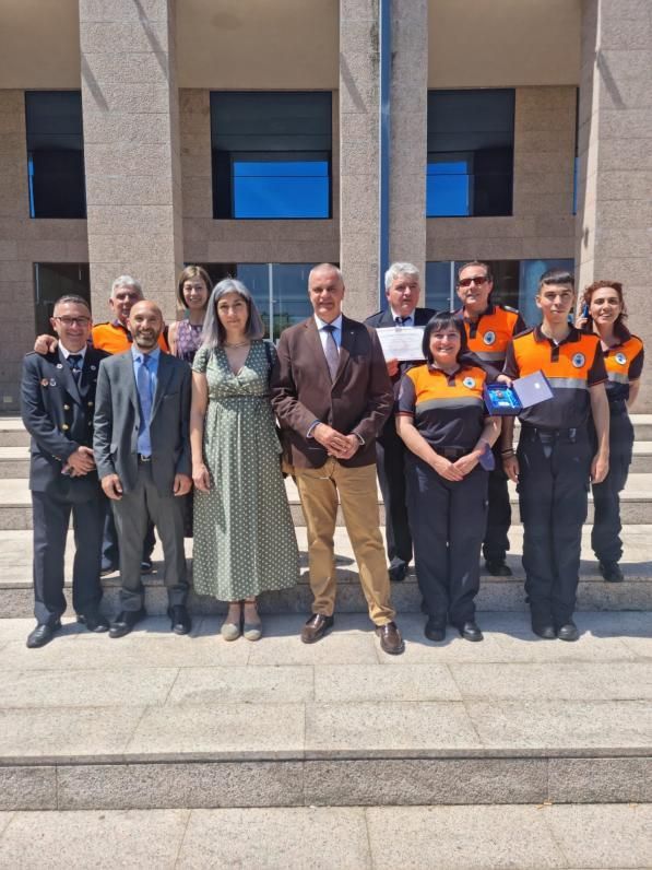 Galardonados de Cangas con la regidora, Victoria Portas. | FDV