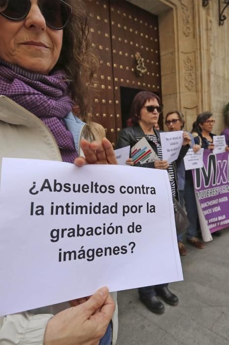 Las redes convocaron a decenas de personas en la movilización de Orihuela por la sentencia de La Manada.