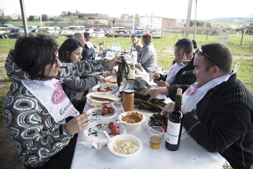 Famílies vingudes d''arreu de la Catalunya central i també de fora comparteixen àpat amb Manresa amb productes de la terra