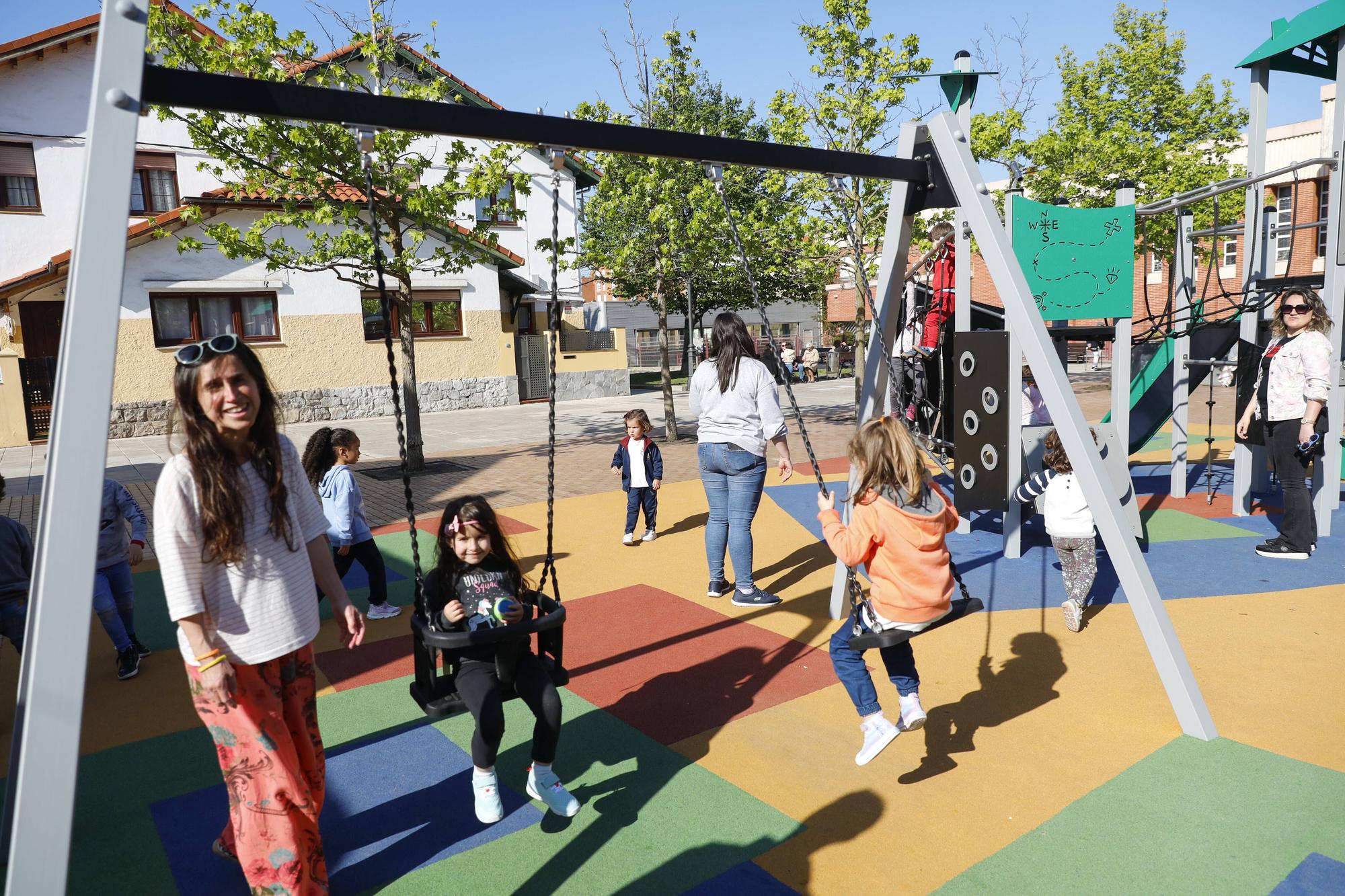 En imágenes: Nuevas diversiones en los parques de Gijón: así disfrutan los pequeños de las novedades en las zonas infantiles