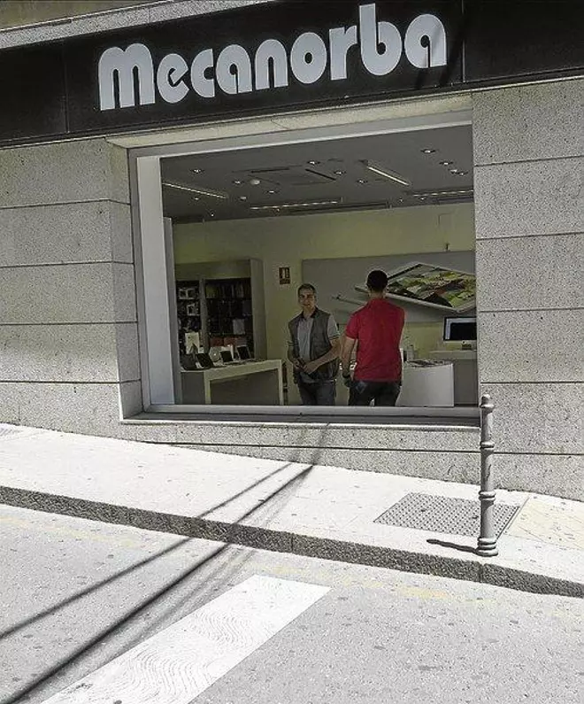 La policía busca a los autores del asalto a la tienda de Apple en Cáceres