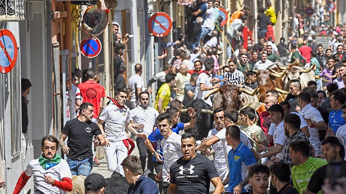 La ‘Estafeta de Almassora’ vivió los instantes más emocionantes con dos toros que ‘limpiaron’ la calle.