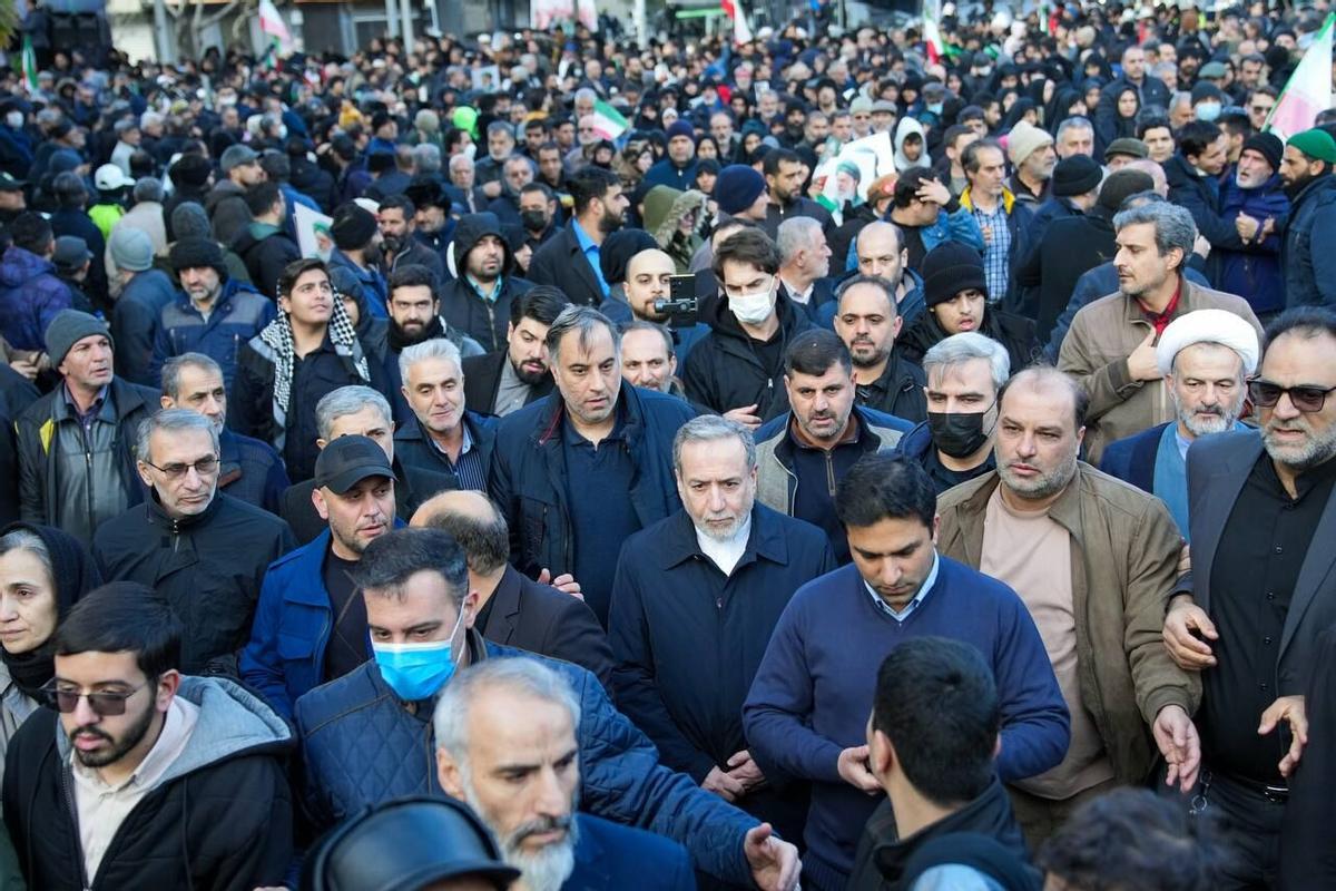El ministro de Exteriores iraní, Abbas Araghchi (centro), atiende al funeral por los más de 100 miembros de las fuerzas de seguridad muertos en las protestas, este miércoles en Teherán.