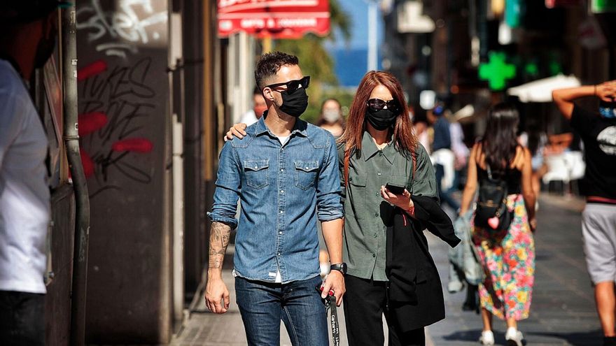 Una pareja pasea por la céntrica calle Castillo con mascarilla en el primer día de flexibilización de las medidas en exteriores