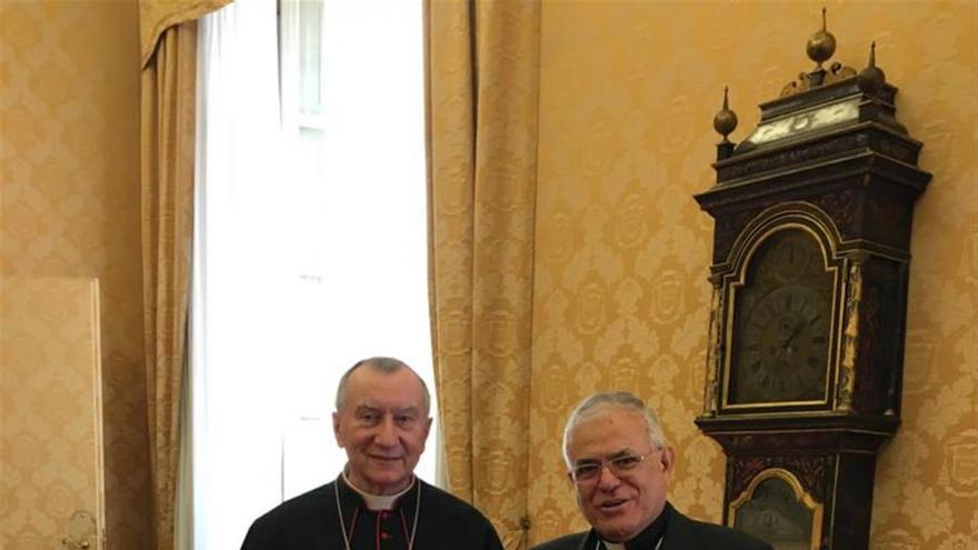 El obispo presenta documentos de la titularidad de la Mezquita en Roma