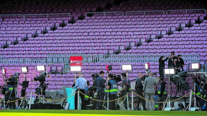 Equipos destinados a la cobertura audiovisual del último Clásico entre el Real Madrid y el Barcelona, disputado en el Camp Nou. |  // JORDI COTRINA