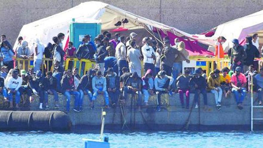 Numerosos migrantes hacinados en el muelle de Arguineguín, durante el pasado mes de noviembre. | | JUAN CASTRO