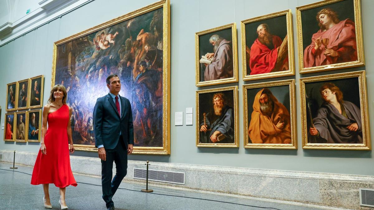 Begoña Gómez y Pedro Sánchez pasean por el Museo de El Prado, en una recepción a los líderes de la UE y la OTAN, en junio de 2022.