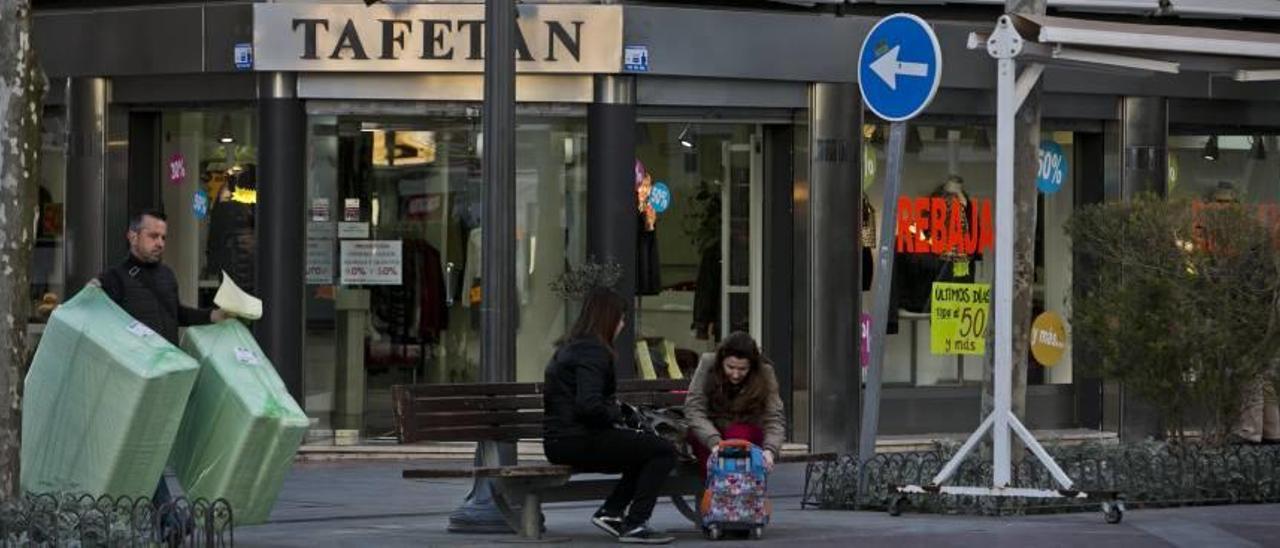 El comercio plantea abrir los domingos y ofrecer descuentos para reactivar el centro