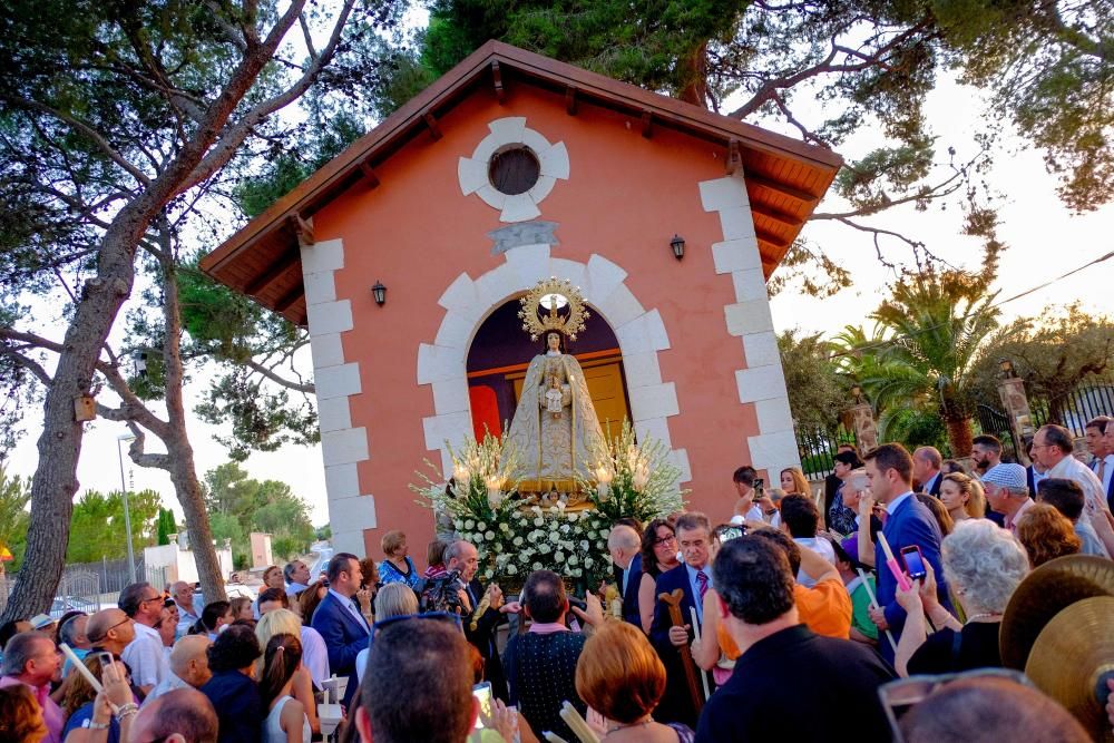 Centenares de vecinos arroparon a la Virgen en su