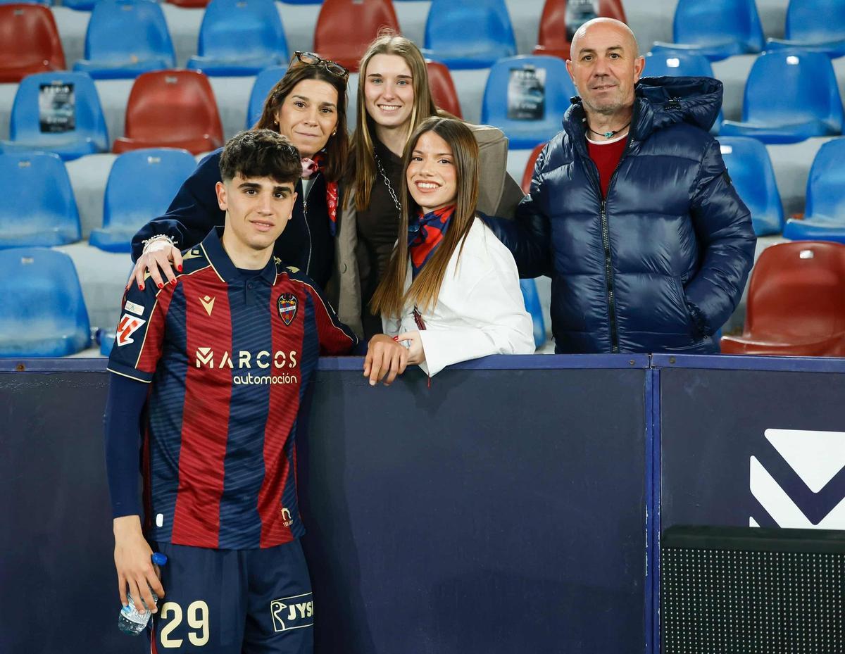Foto de familia tras debutar en Primera.
