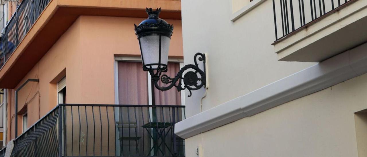 Las nuevas luminarias en una de las calles de El Calvari de Benidorm. | INFORMACIÓN