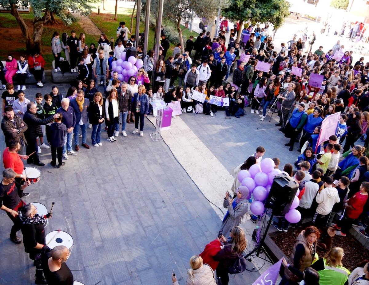 La lectura del manifiesto tendrá lugar el día 25, a las 12.00 h, en la plaza Pere Cornell.