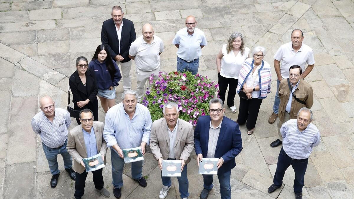 Autoridades, amigos y autores en la presentación del libro 'O Salmón do Ulla', de Miguel Piñeiro y Alberto Torres