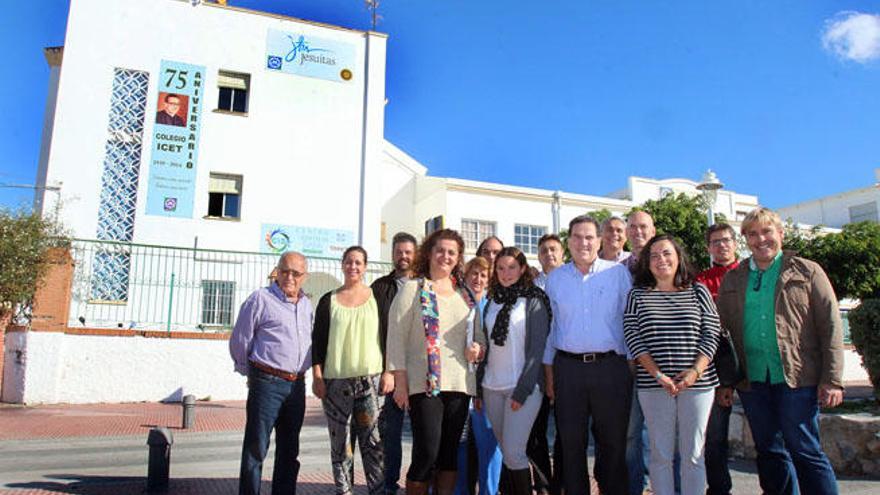 El director Francisco Porcel y un grupo de profesores, delante del SAFA-ICET del Palo el pasado viernes.