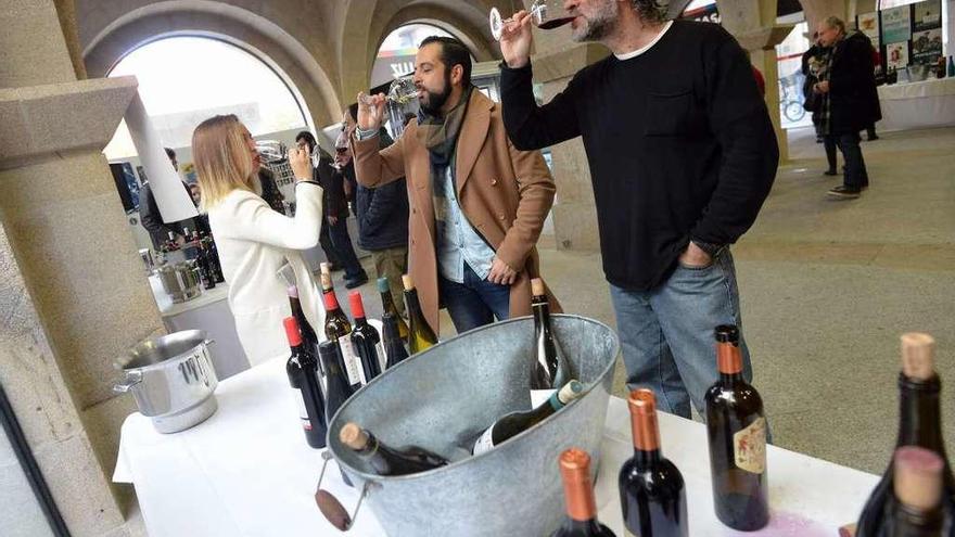 Asistentes al túnel del vino celebrado este fin de semana en la Casa da Luz.  // G. Santos