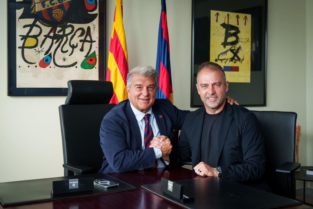 Joan Laporta y Hansi Flick, en la renovación del contrato del entrenador.