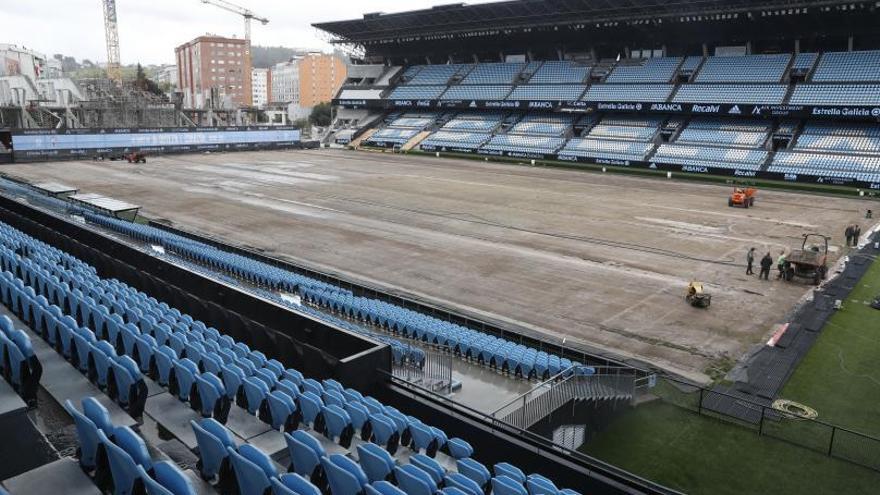 Las máquinas inician el cambio de césped de Balaídos.