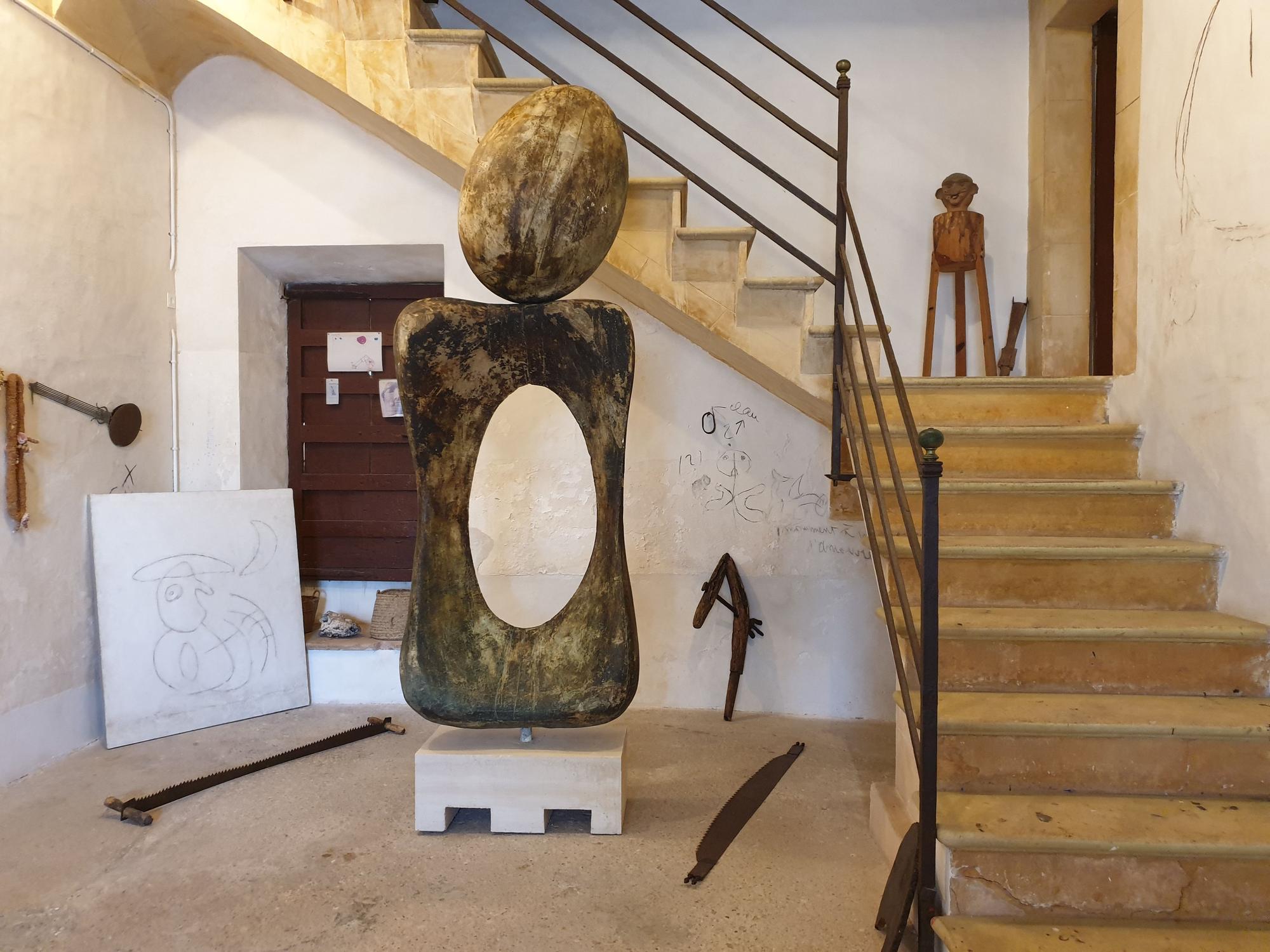 Secuencia del laborioso montaje de los moldes de ‘Monument’, colocados junto al dibujo preparatorio de la pieza en Son Boter.